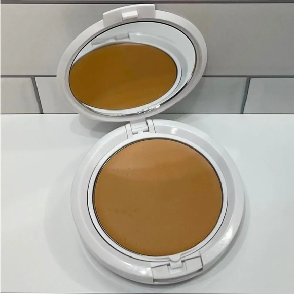 TIGI Other - TIGI Cosmetics Medium Creme Foundation